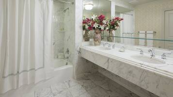 Combined shower/bathtub, rainfall showerhead, free toiletries