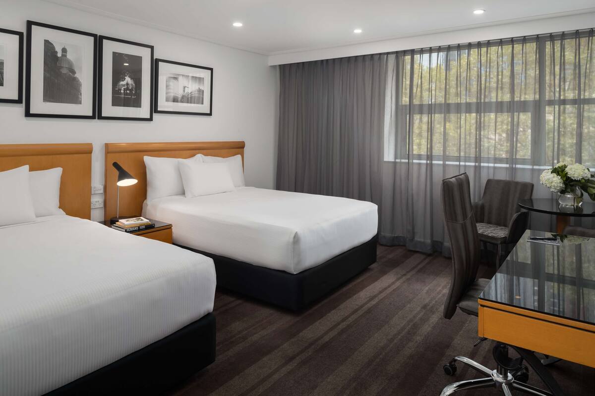 Bộ đồ giường cao cấp, nệm Select Comfort, minibar 