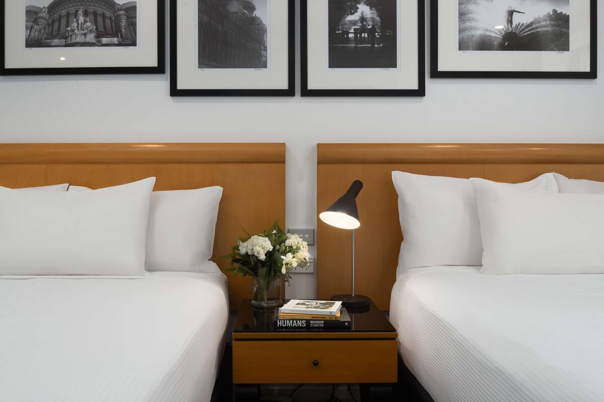 Bộ đồ giường cao cấp, nệm Select Comfort, minibar 
