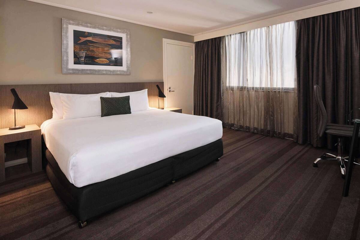 Bộ đồ giường cao cấp, nệm Select Comfort, minibar 
