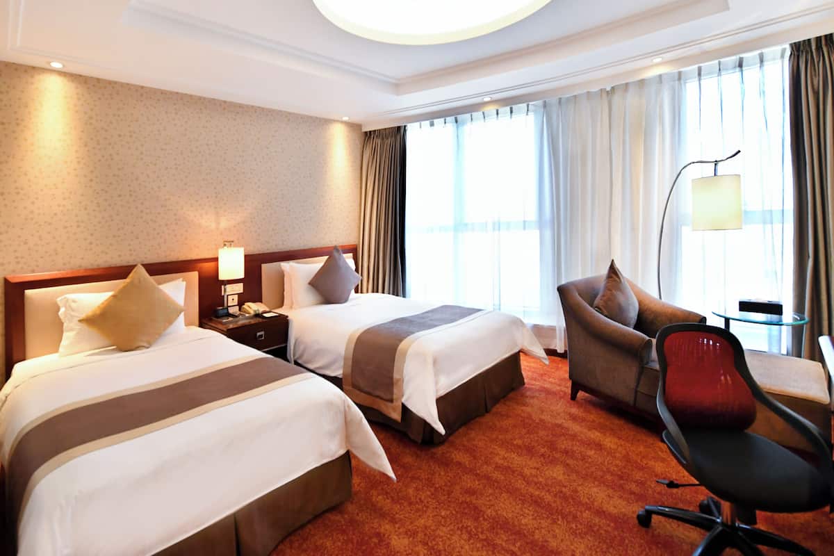 Superior Twin Room | Premium bedding, down comforters, pillowtop beds, minibar