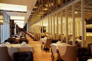 Daily buffet breakfast (CNY 113 per person)