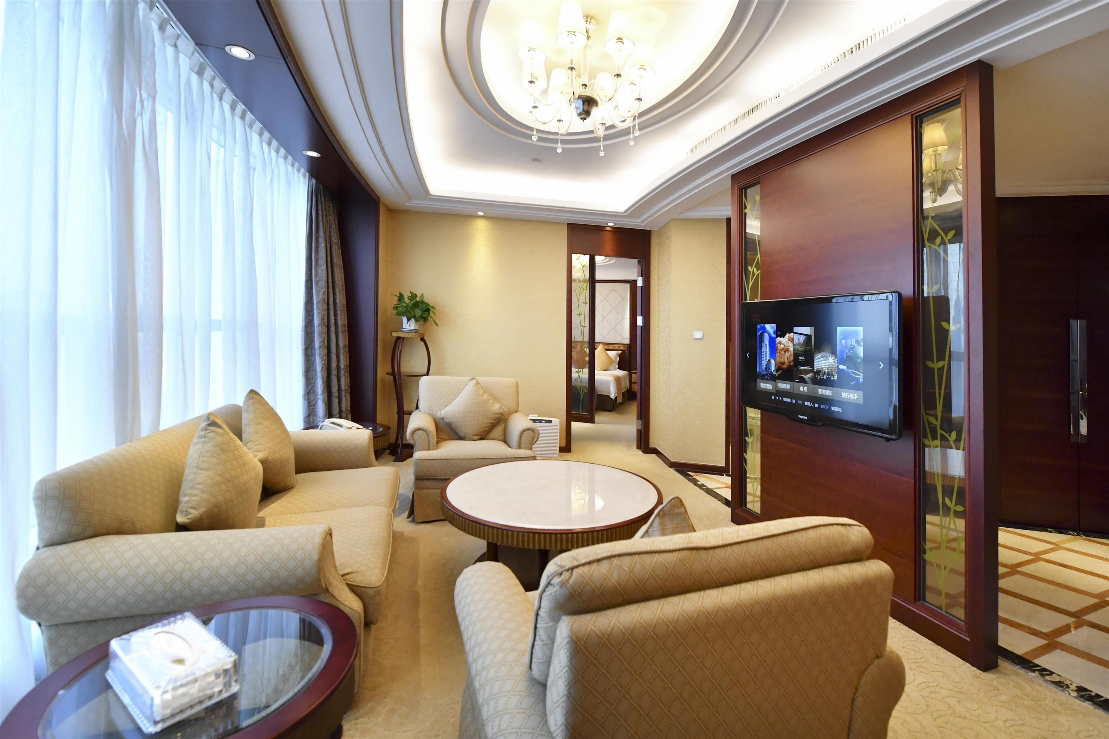 Executive Suite | Premium bedding, down comforters, pillowtop beds, minibar