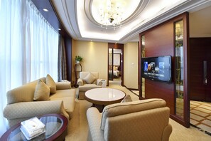 Executive suite | Luxe beddengoed, donsdekens, pillowtop-bedden, een minibar