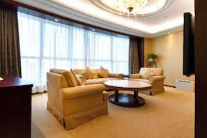 Executive Suite | Premium bedding, down comforters, pillowtop beds, minibar