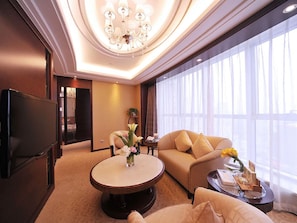 Executive Suite | Premium bedding, down comforters, pillowtop beds, minibar