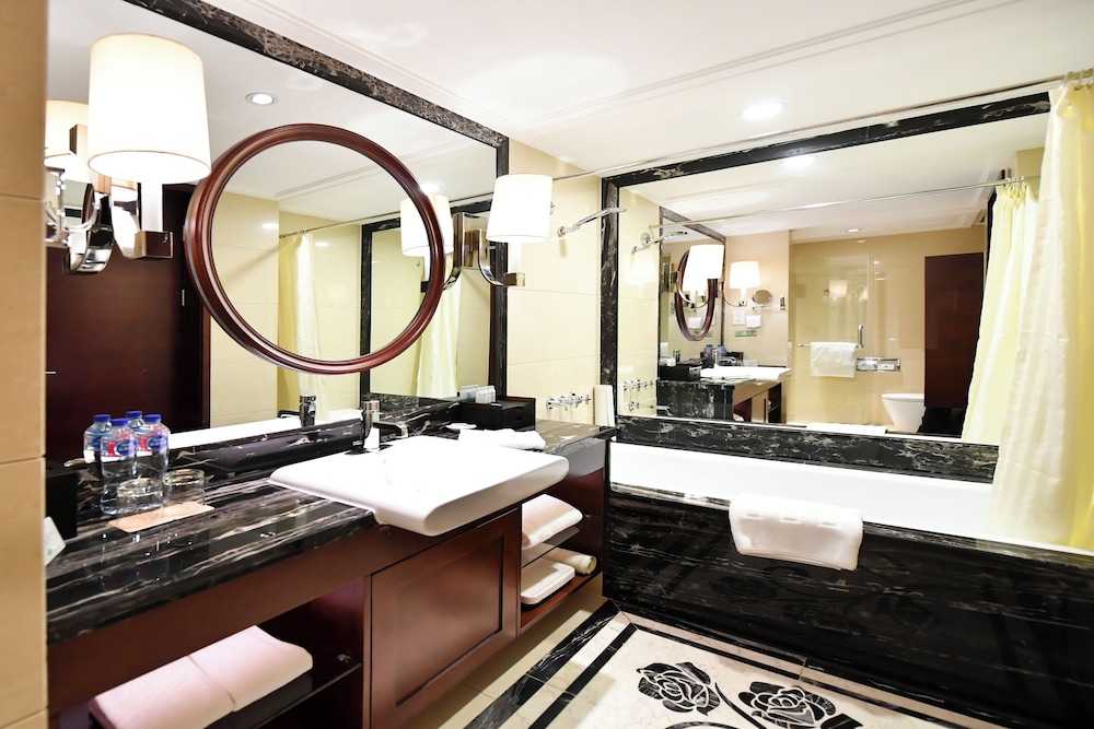 Central Hotel by null