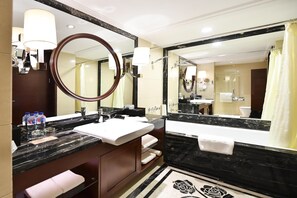 Superior kamer, 2 eenpersoonsbedden | Badkamer | Een diep bad, designer toiletartikelen, een haardroger, badjassen