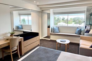 Minibar, in-room safe, desk, laptop workspace - Coogee Sands Hotel & Apartments (Sydney)