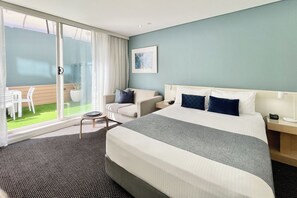 Deluxe Studio with Courtyard | Terrace/patio