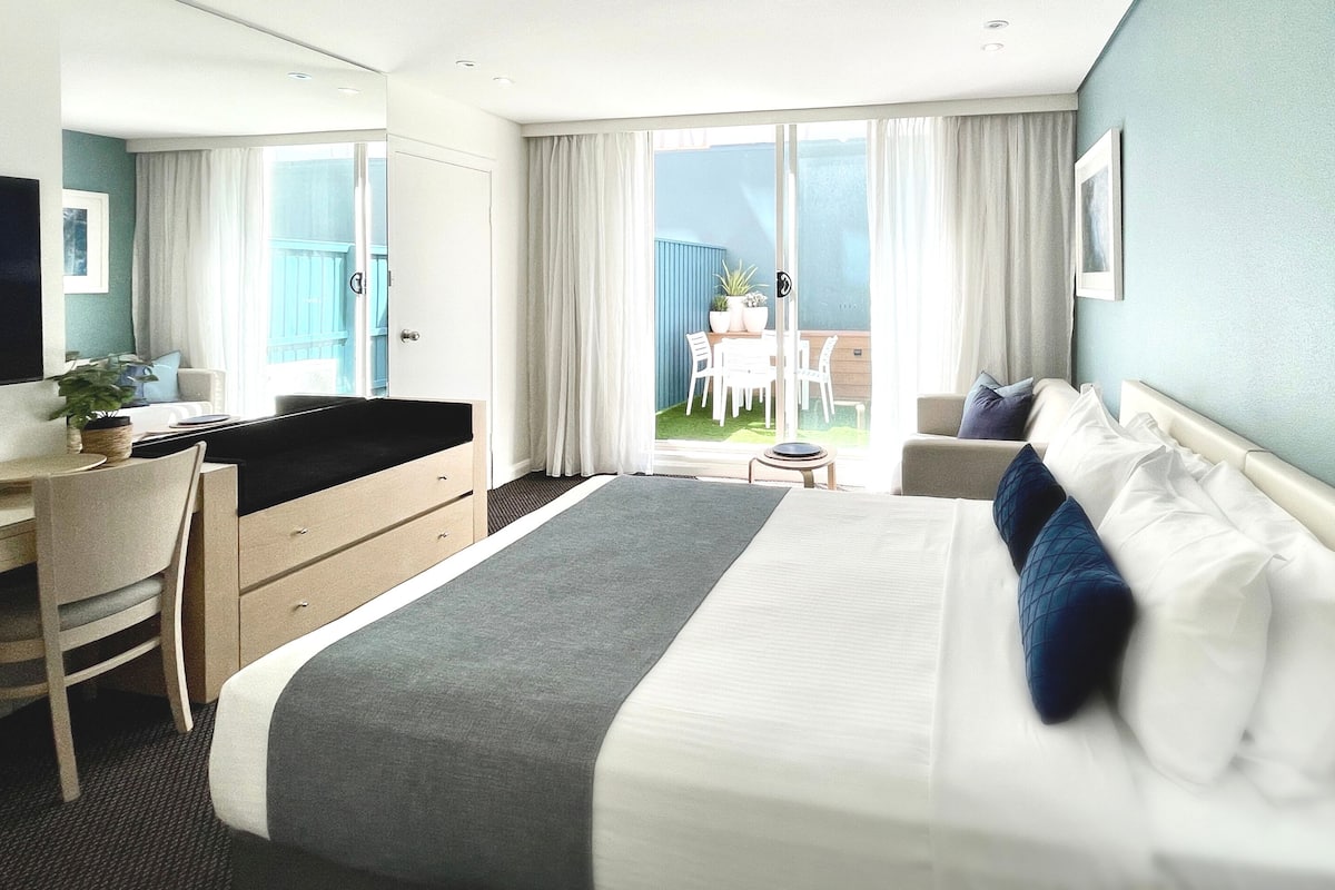 Deluxe-Studio, zum Innenhof hin | Minibar, Zimmersafe, Schreibtisch, laptopgeeigneter Arbeitsplatz