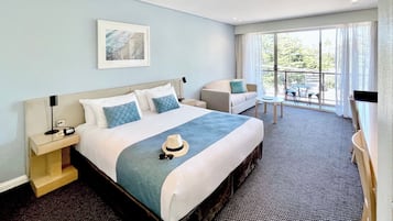 Deluxe Studio with Balcony and Partial Ocean View | 1 bedroom, minibar, in-room safe, desk