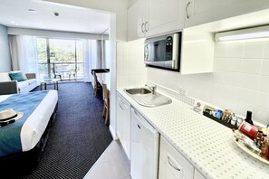 Minibar, in-room safe, desk, laptop workspace - Coogee Sands Hotel & Apartments (Sydney)