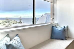 Minibar, in-room safe, desk, laptop workspace - Coogee Sands Hotel & Apartments (Sydney)
