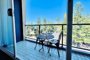 Deluxe-Studio, Balkon, eingeschränkter Meerblick | Strand-/Meerblick