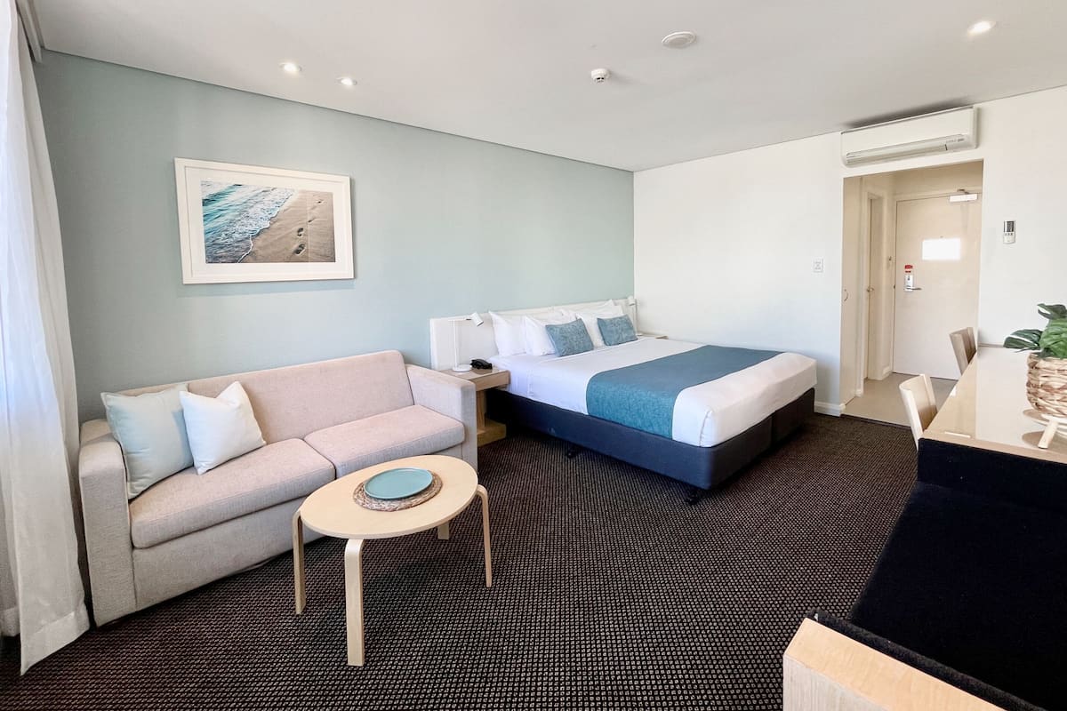 มินิบาร์, ตู้นิรภัยในห้องพัก, โต๊ะทำงาน, พื้นที่ทำงานแบบใช้แล็ปท็อป