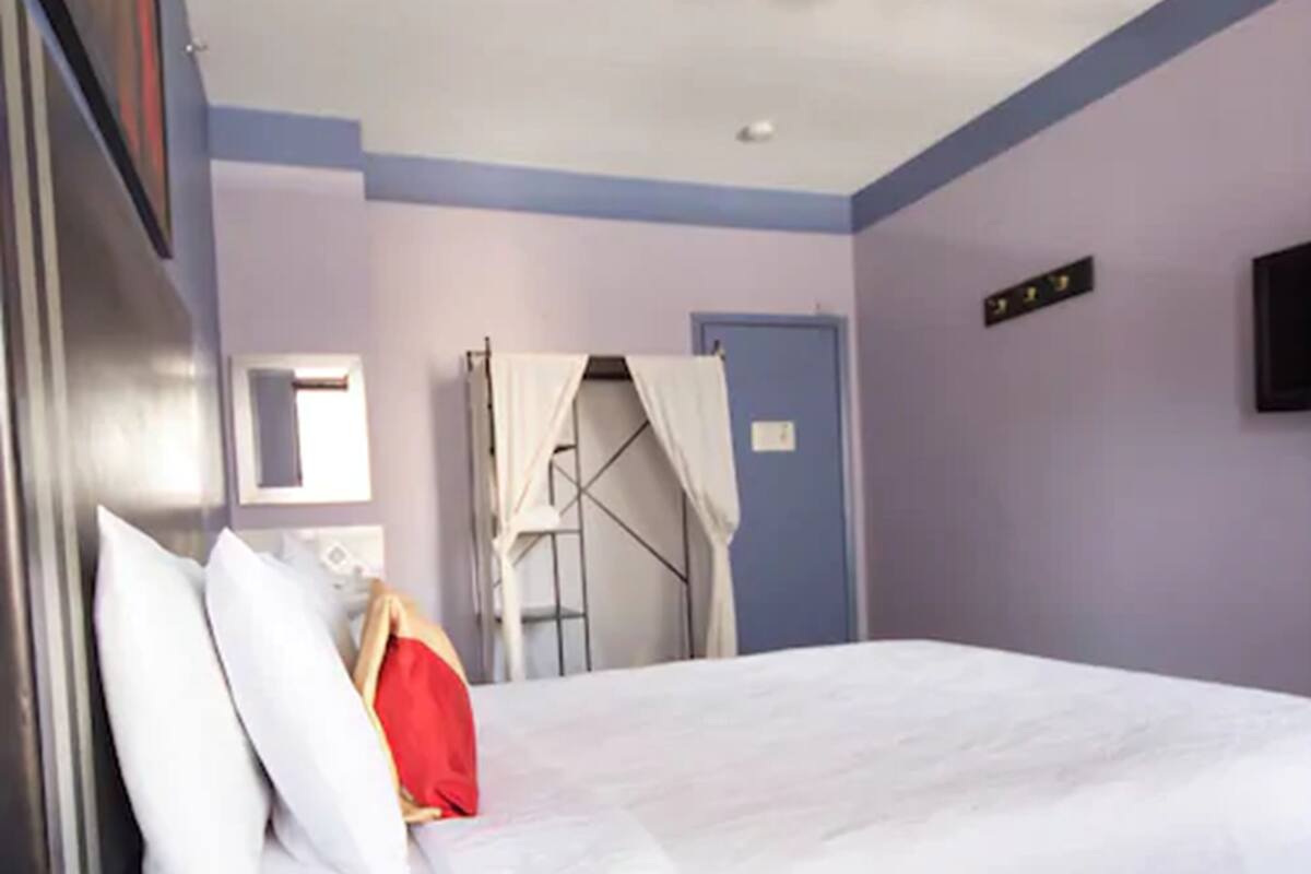 Double Room Single Use, Shared Bathroom | In-room safe, iron/ironing board, free WiFi