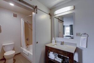 Bañera con ducha, secador de pelo, toallas