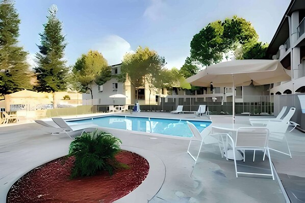 Outdoor pool, open 10:00 AM to 6:00 PM, pool loungers