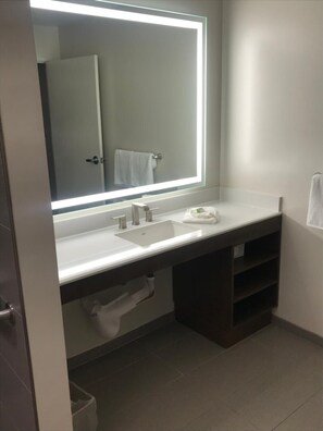 Ensemble douche/baignoire, sèche-cheveux, serviettes fournies