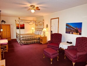 Honeymoon Suite | Egyptian cotton sheets, premium bedding, desk, free WiFi - St. Croix Suites - St. Croix Falls (St Croix Falls)
