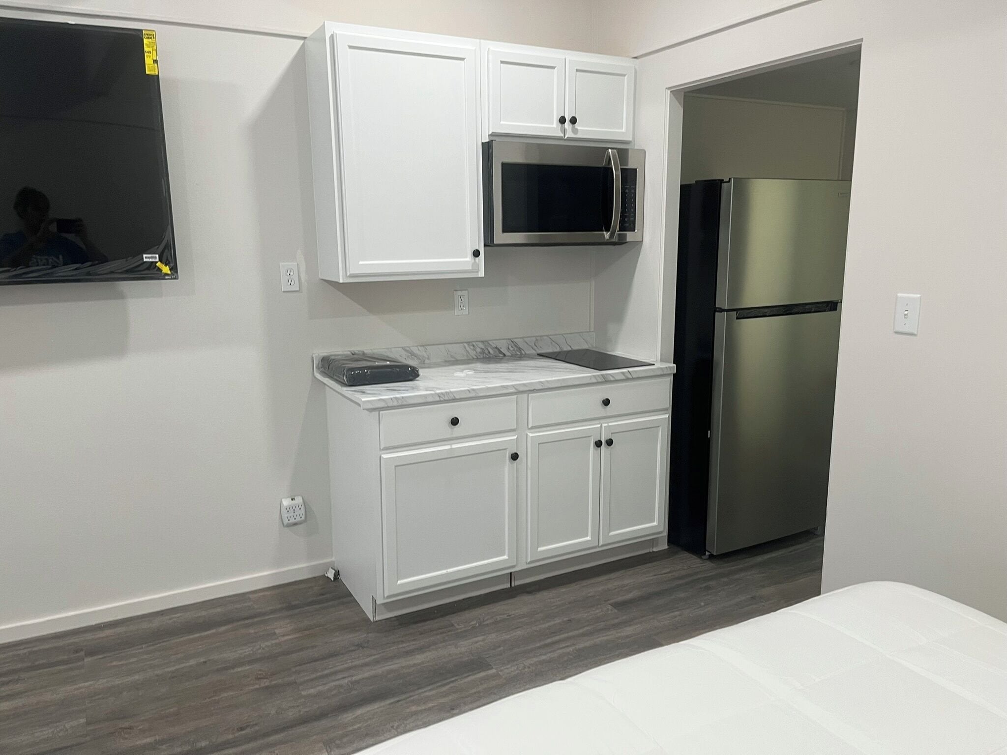Deluxe Room | Private kitchen | Fridge, microwave, eco-friendly cleaning products