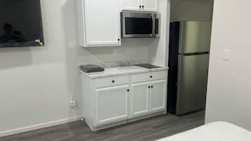 Deluxe Room | Private kitchen | Fridge, microwave, eco-friendly cleaning products