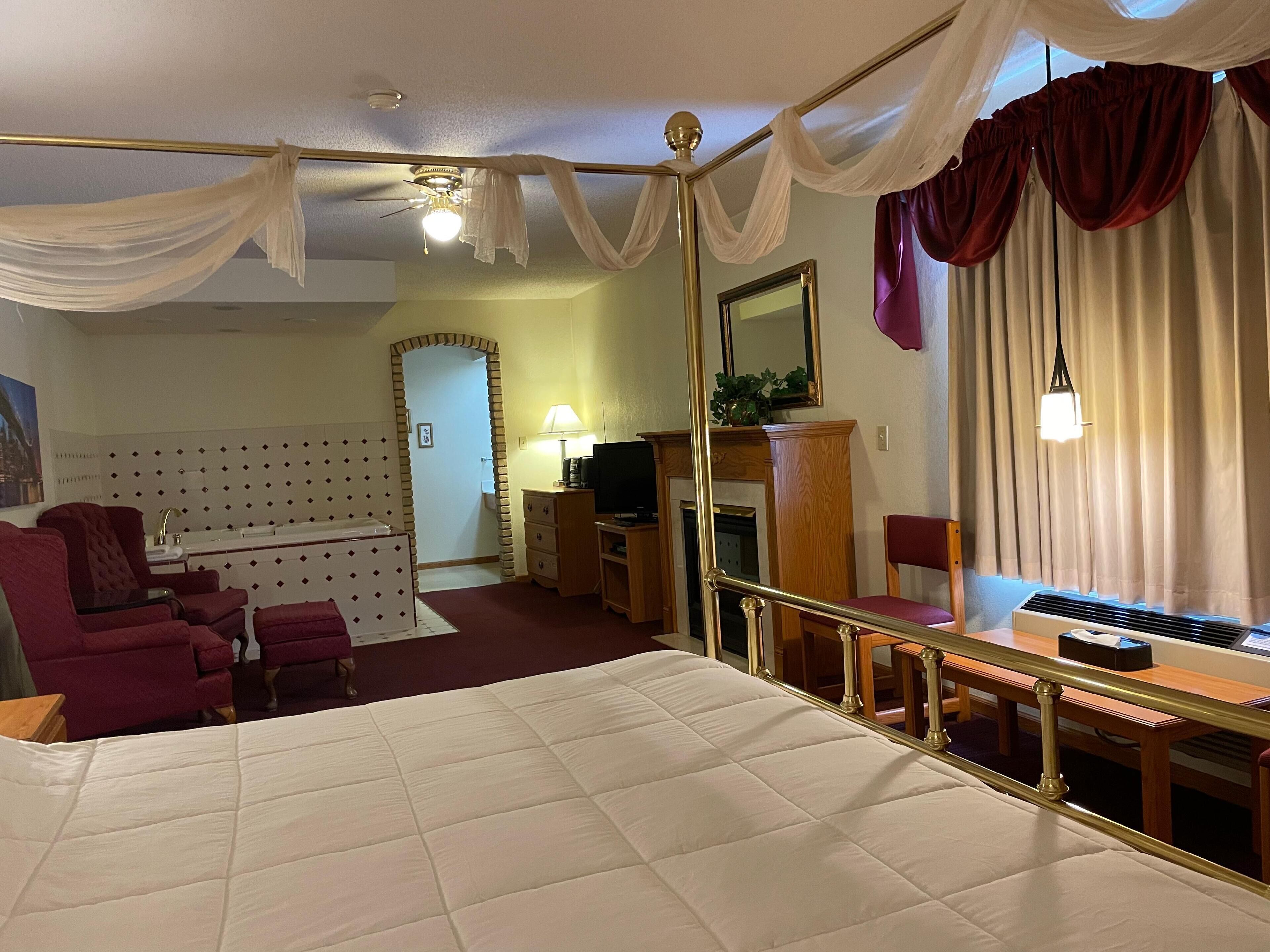 Honeymoon Suite | Egyptian cotton sheets, premium bedding, desk, free WiFi