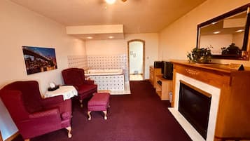 Honeymoon Suite | Egyptian cotton sheets, premium bedding, desk, free WiFi