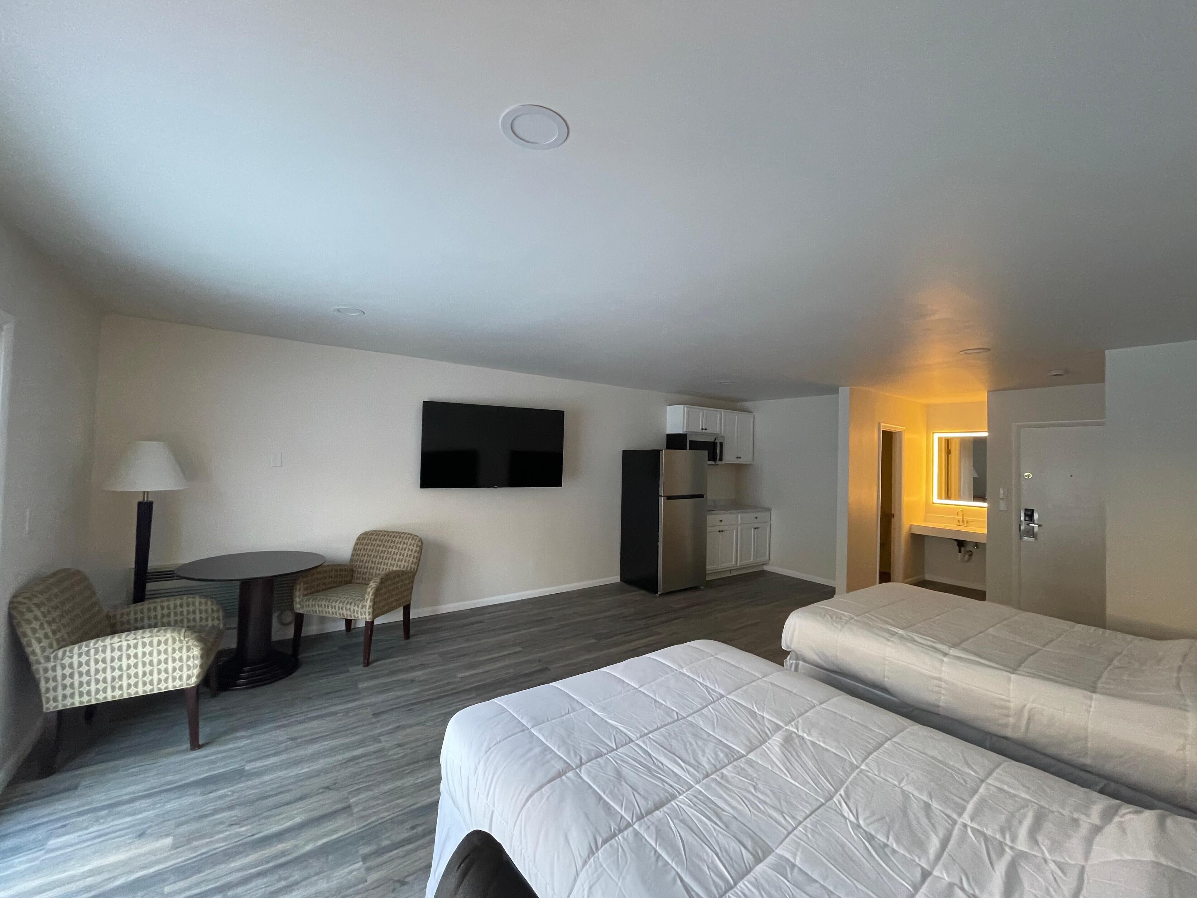 Family Room | Egyptian cotton sheets, premium bedding, desk, free WiFi