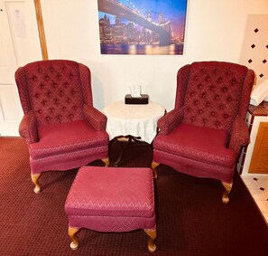 蜜月套房 | 起居區 | 43-吋電視，提供有線頻道