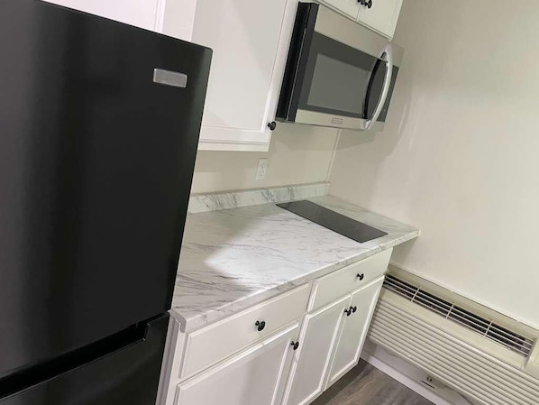 Quarto luxo | Cozinha privada | Geladeira, micro-ondas, produtos de limpeza biodegradáveis disponíveis