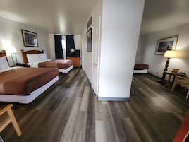 Quarto grand | Escrivaninha, cortinas blackout, ferros/tábuas de passar roupa