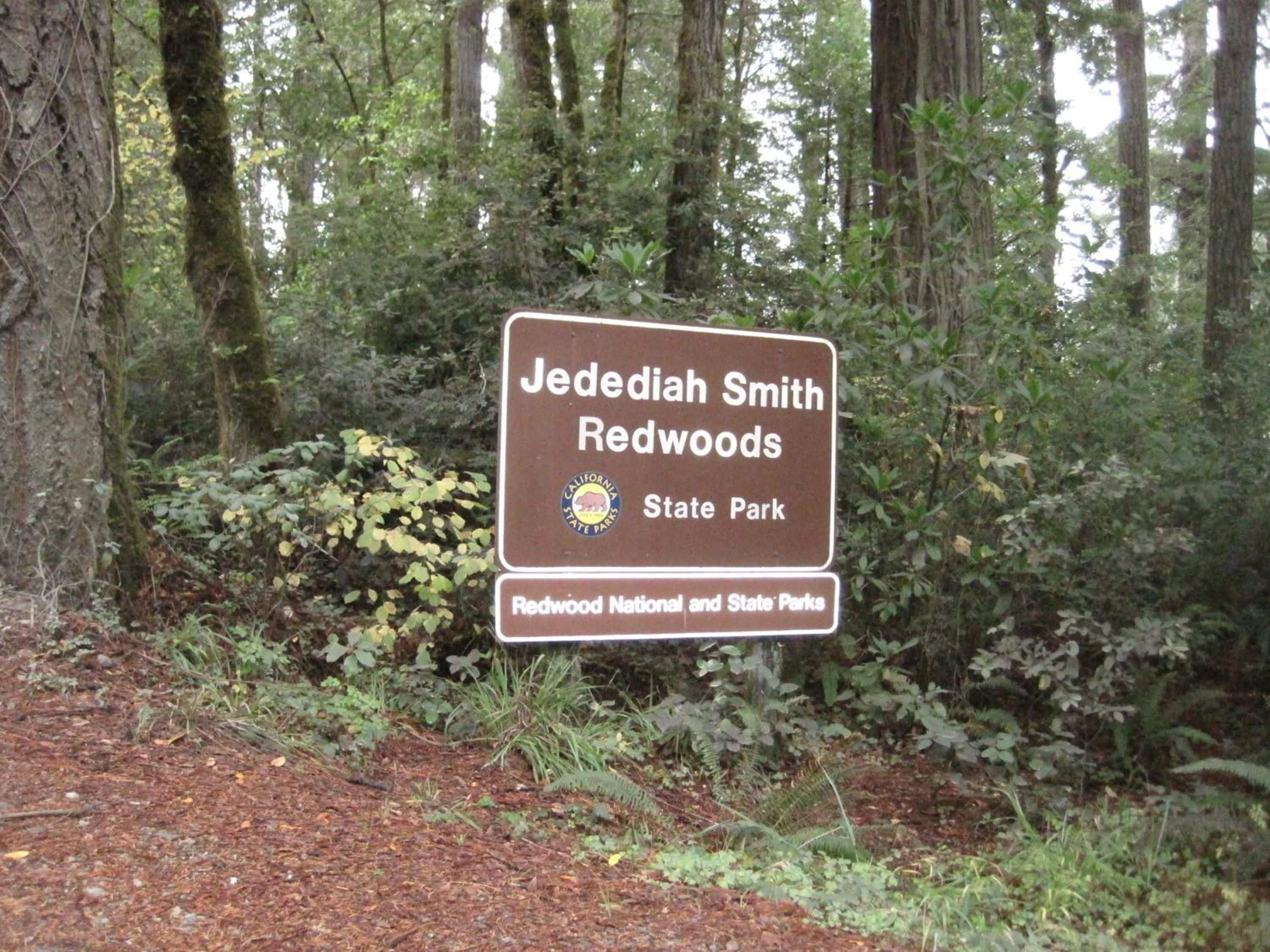 Señal para el Parque Estatal de Secoyas Jedediah Smith.