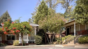A residential area with houses, a white picket fence, and a garage. - Mariposa Lodge (Mariposa)