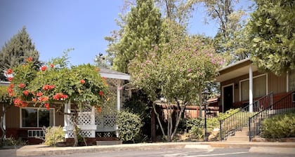 Mariposa Lodge