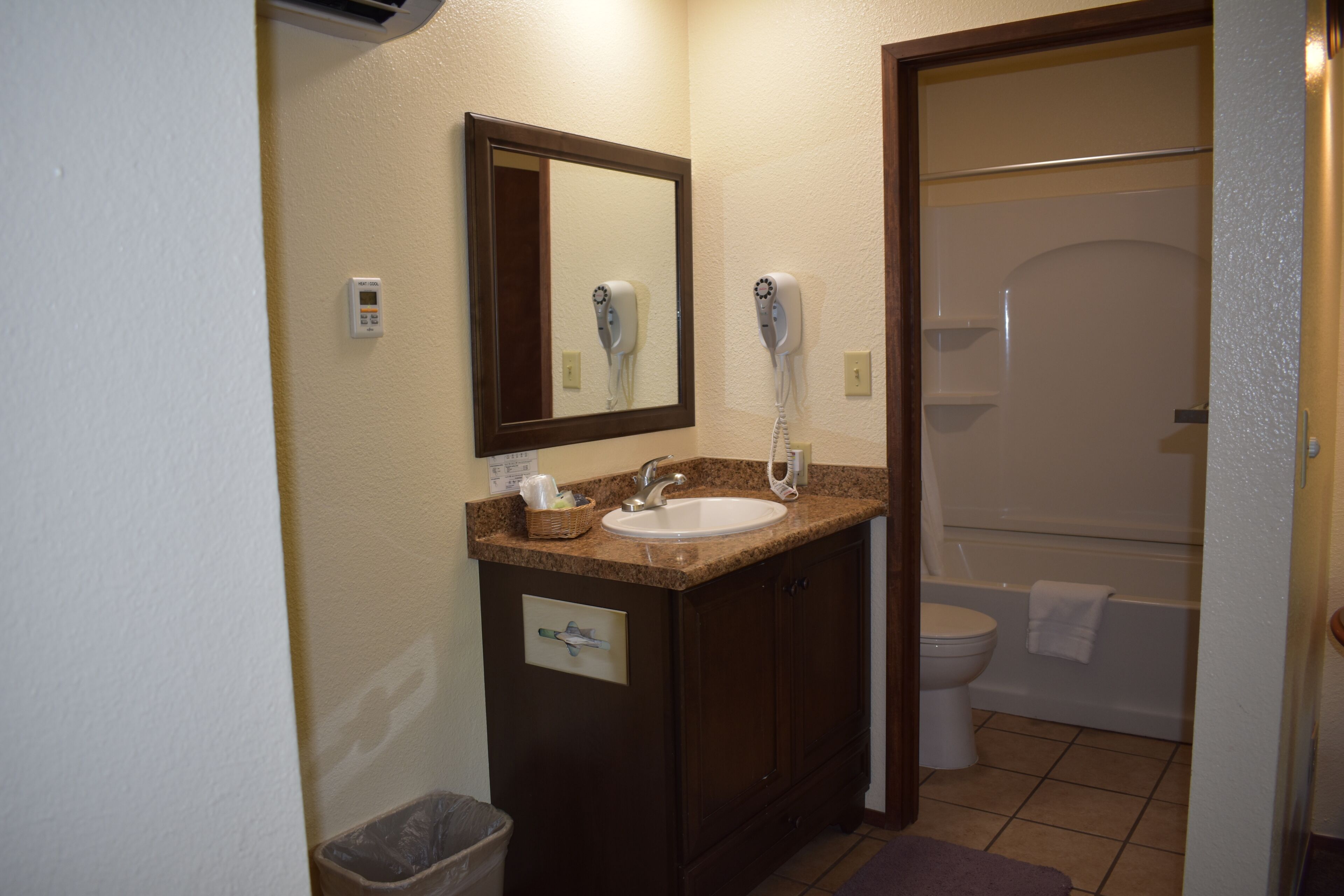 standard double room | bathroom | combined shower/bathtub, free toiletries, hair dryer, towels
