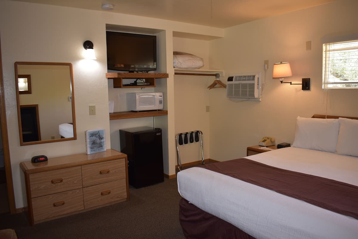 room, 1 king bed | iron/ironing board, free wifi, bed sheets