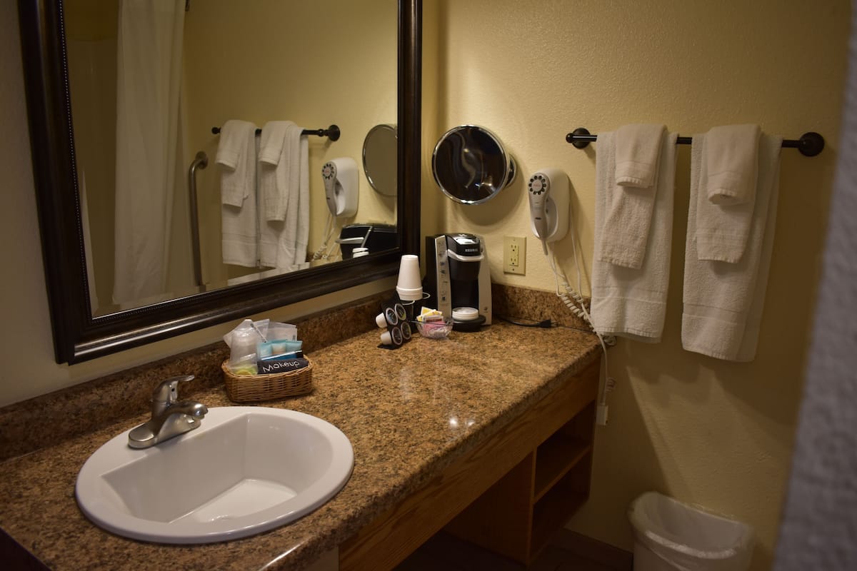 room, 1 king bed | bathroom | combined shower/bathtub, free toiletries, hair dryer, towels