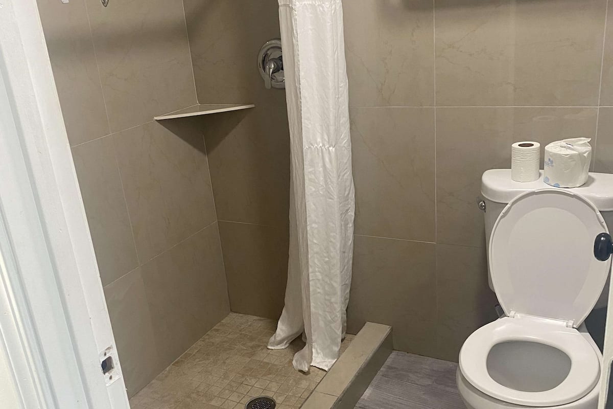 Ensemble douche/baignoire, articles de toilette gratuits, sĂšche-cheveux