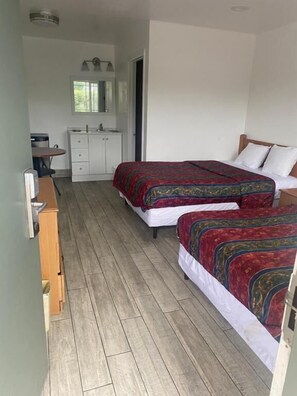 Skrivebord, strykejern/-brett, wi-fi (inkludert) og sengetøy