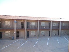 Free self-parking - Bear Lodge Motel (Sundance)