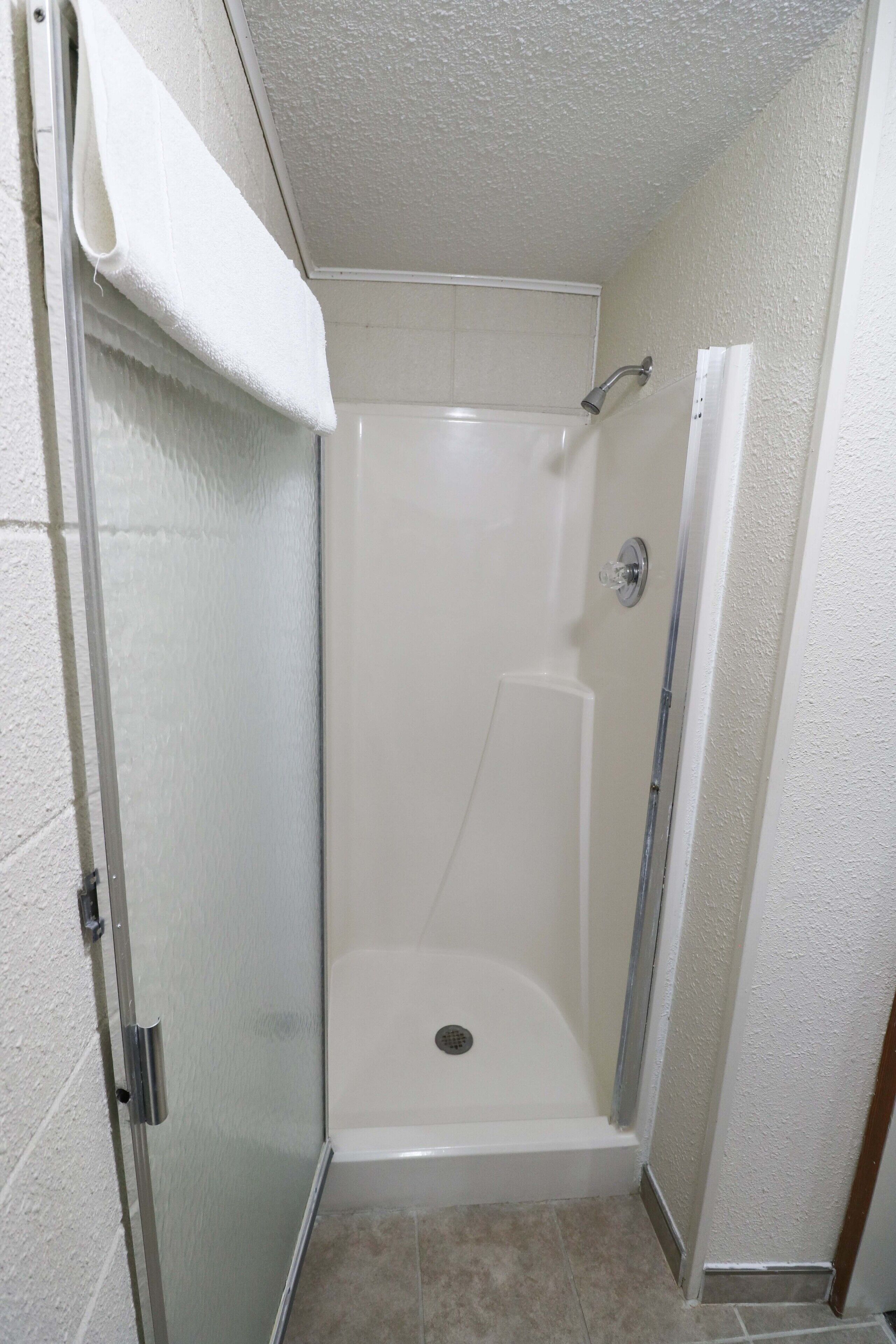 Chambre Simple Supérieure | Salle de bain | Sèche-cheveux, serviettes fournies