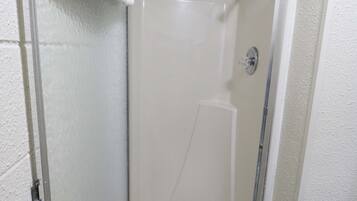Chambre Simple Supérieure | Salle de bain | SÚche-cheveux, serviettes fournies