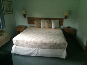 Suite, 1 cama de matrimonio grande, bañera de hidromasaje | Tabla de planchar con plancha, camas supletorias, wifi gratis