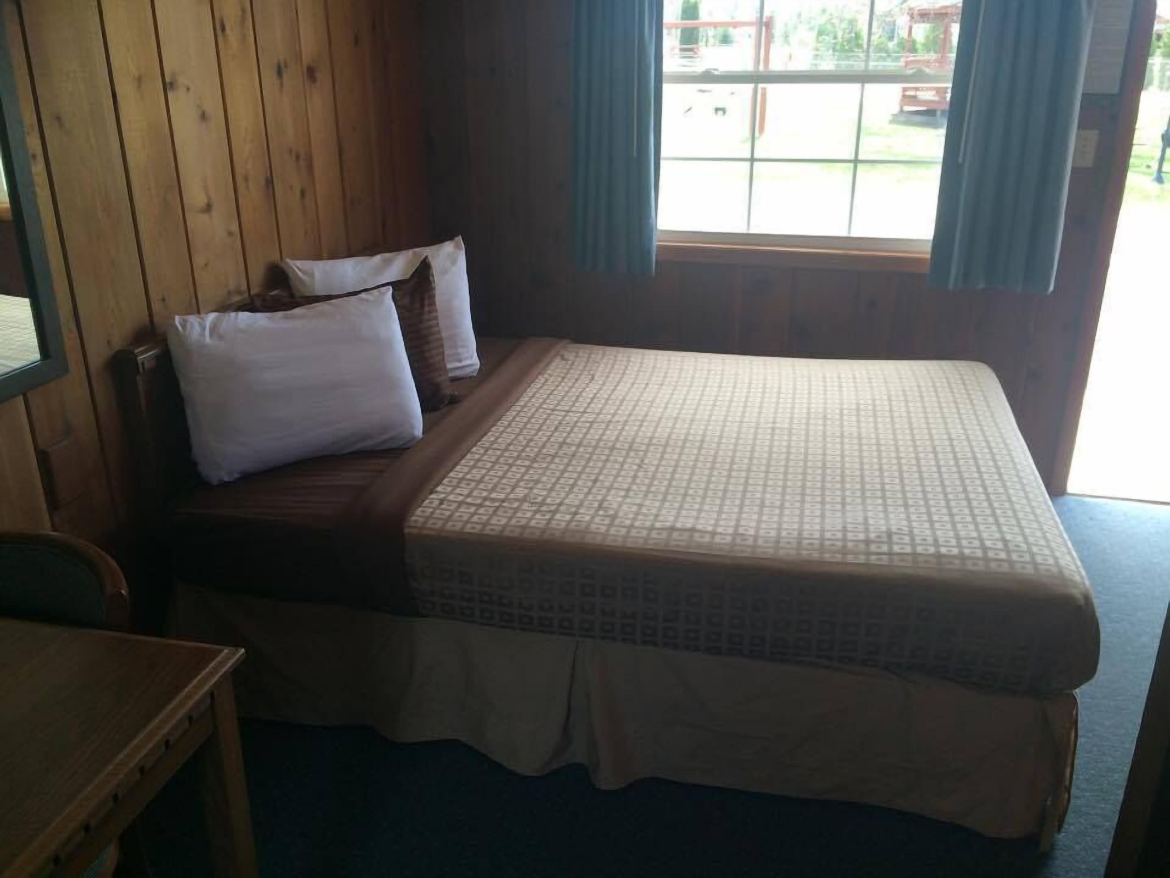 Room, 1 Queen Bed | Iron/ironing board, rollaway beds, free WiFi, alarm clocks