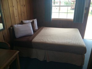 Room, 1 Queen Bed | Iron/ironing board, rollaway beds, free WiFi, alarm clocks - Day's End Motel (Wisconsin Dells)