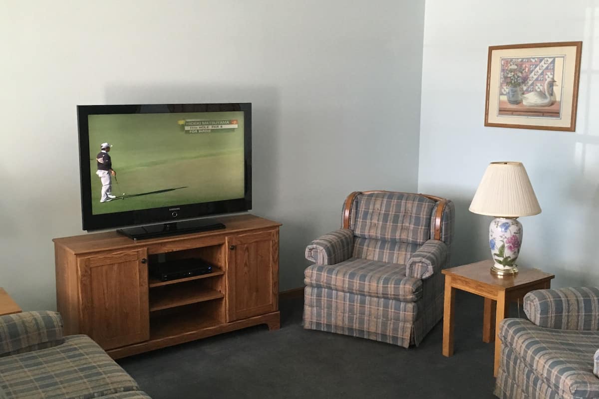 Suite, 1 Bedroom | Living room | 32-inch LCD TV with satellite channels, TV