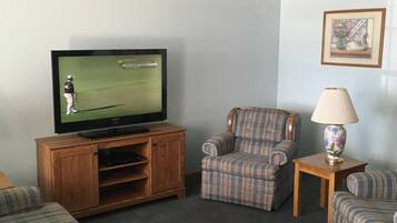 Suite, 1 Bedroom | Living room | 32-inch LCD TV with satellite channels, TV