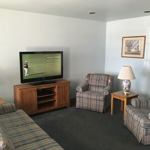 Suite, 1 Bedroom | Living room